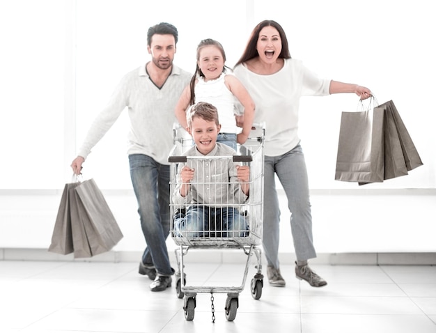 La familia feliz está lista para comprar el concepto de compras