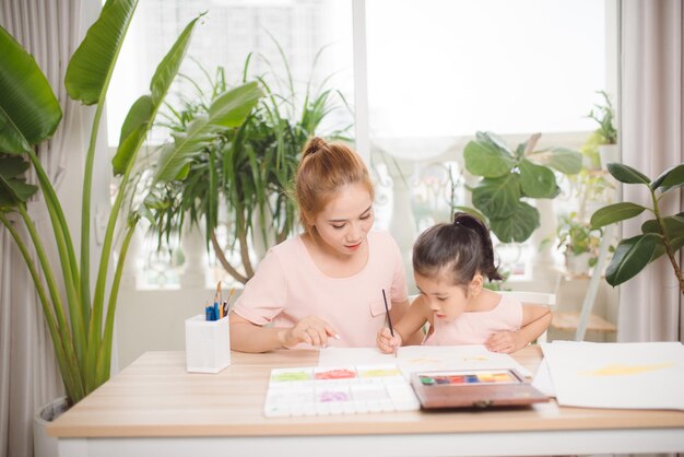 Una familia feliz está pintando.