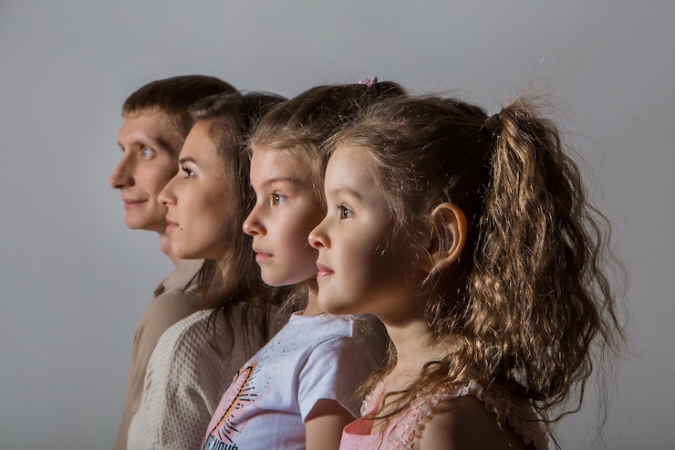 La familia feliz está sonriendo el concepto de relaciones en las personas de la familia en una fila