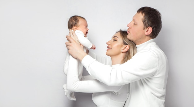 Familia feliz en el estudio sobre un fondo blanco.