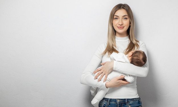 Familia feliz en el estudio sobre un fondo blanco.