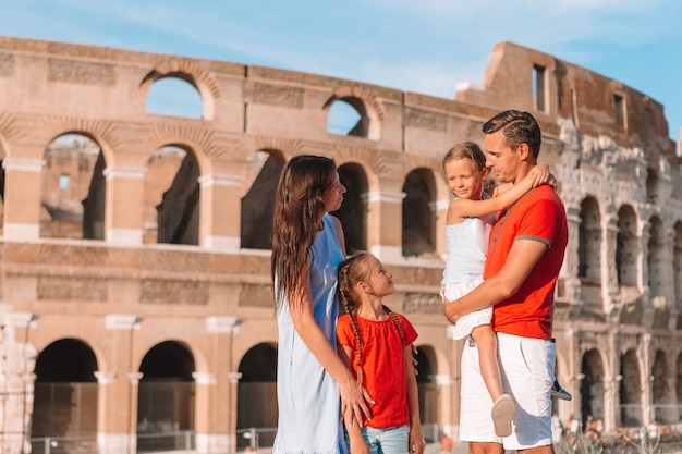 Familia feliz en Europa Padres e hijos en Roma sobre el Coliseo