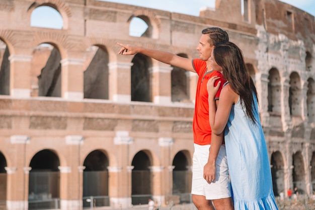 Familia feliz en Europa Pareja romántica en Roma sobre el Coliseo