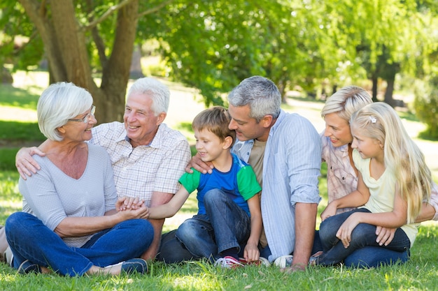 Família feliz falando um com o outro