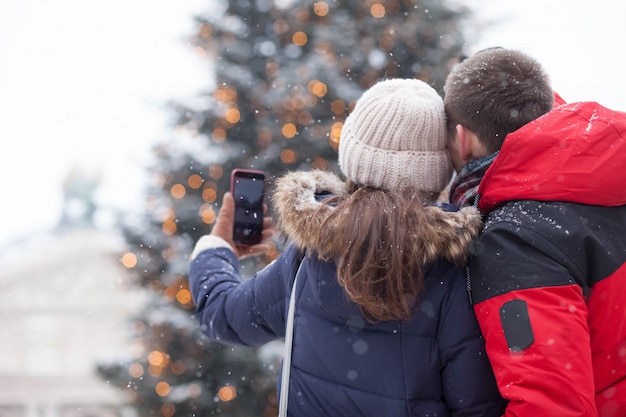 Família feliz faz uma foto perto da árvore de Natal