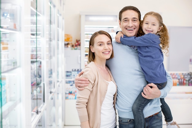 Família feliz fazendo compras em uma drogaria