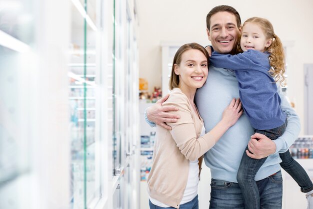 Família feliz fazendo compras em uma drogaria