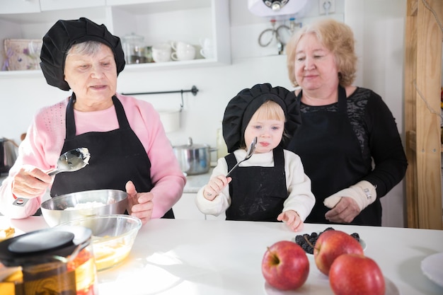 Família feliz fazendo panqueca na cozinha