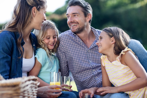 Pai e filho comem sobremesa com sementes de chia e mangas à beira da  piscina pela manhã. alimentação saudável, comida vegetariana, dieta e  conceito de pessoas.