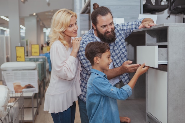 Família feliz, fazer compras na loja de móveis