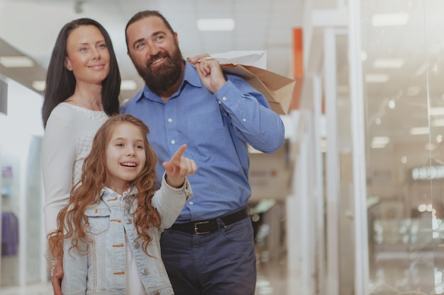 Família feliz, fazer compras no shopping juntos