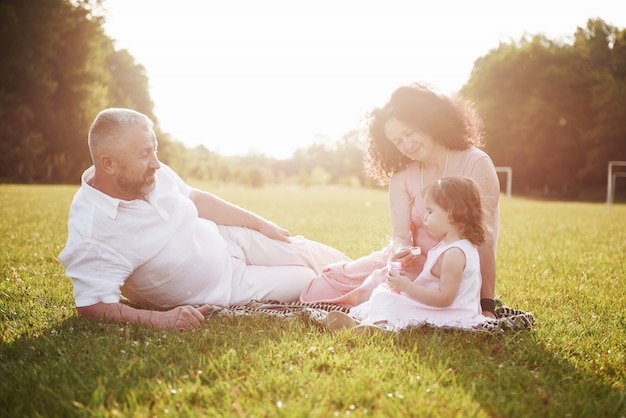 Família feliz, ficar fora