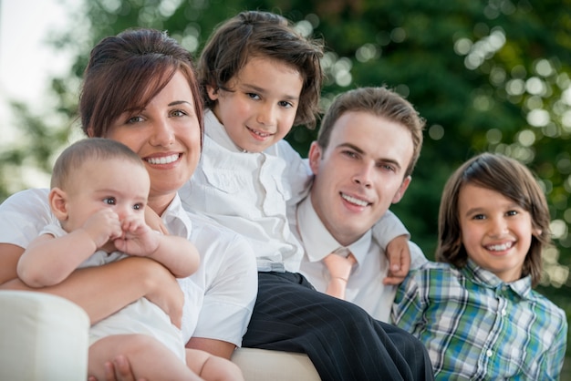 Familia feliz en una fila