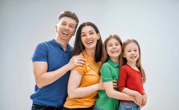 Familia feliz en el fondo blanco