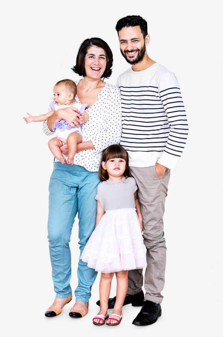 Familia feliz en el fondo blanco