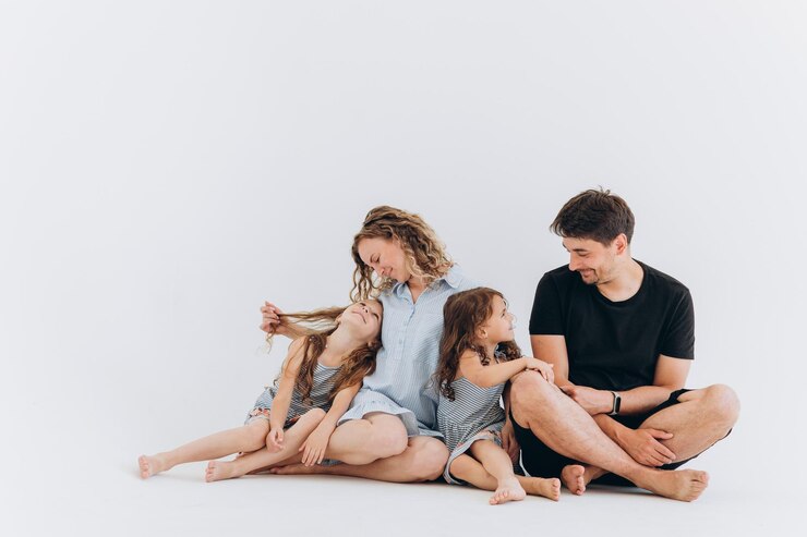 Familia feliz en el fondo blanco