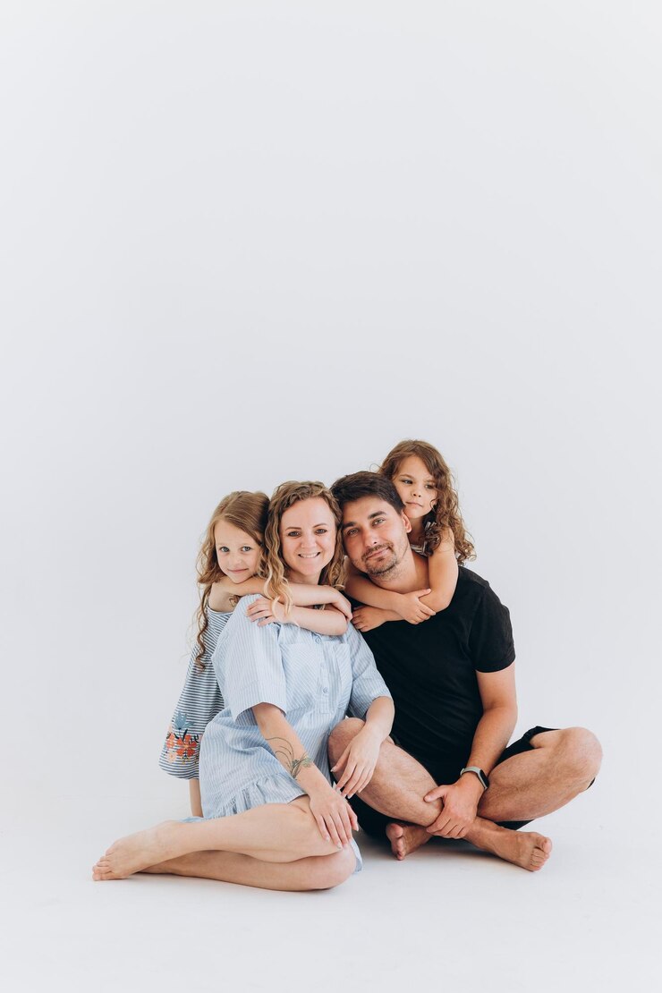 Familia feliz en el fondo blanco