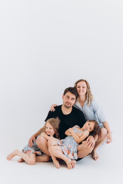 Familia feliz en el fondo blanco