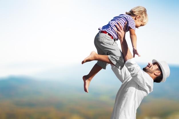 Familia feliz fuera abrazo de estilo de vida de vacaciones al atardecer