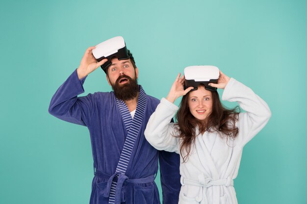 Familia feliz en gafas de realidad virtual. Buenos dias. Realidad virtual. Amor. Pareja enamorada. Familia. Hombre y mujer barbudos en pijama bata. es tan real. el futuro es ahora. hipster hombre barbudo con niña feliz.