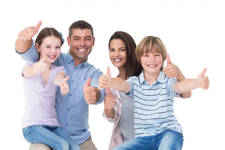 Foto família feliz gesticulando polegares para cima