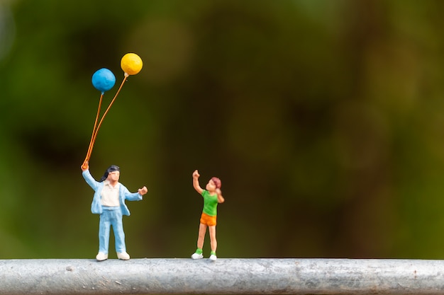 Familia feliz con globos de colores