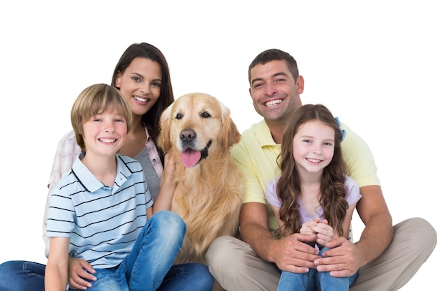 Familia feliz con golden retriever