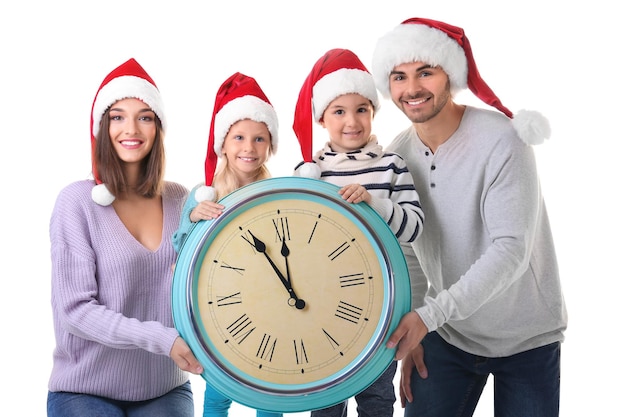 Familia feliz con gorro de Papá Noel con reloj sobre fondo blanco. Concepto de cuenta regresiva de Navidad