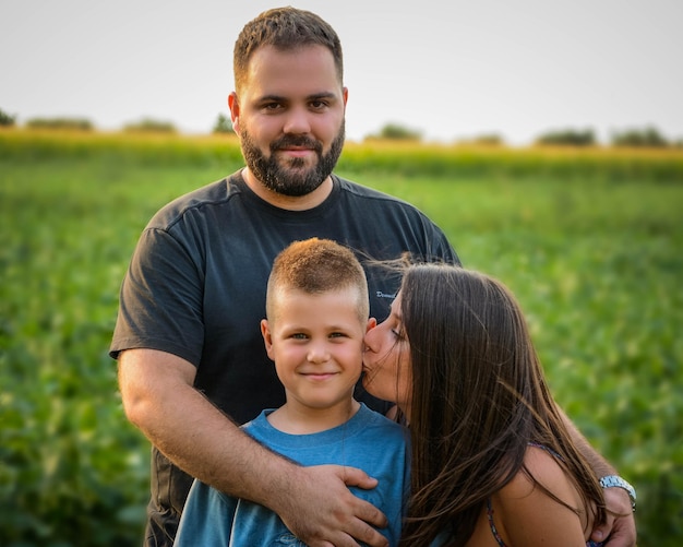 Foto familia feliz en la granja