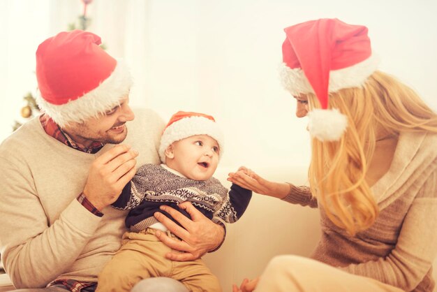 Familia feliz en la habitación con el árbol de Navidad