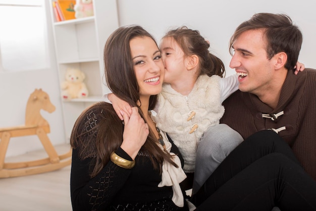 Familia feliz en la habitación