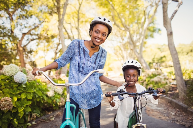 Familia feliz haciendo bicicleta