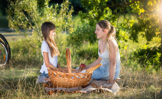 Familia feliz haciendo un picnic junto al río