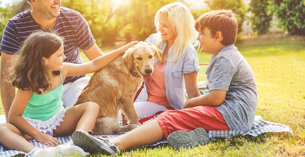 Familia feliz haciendo picnic en la naturaleza al aire libre