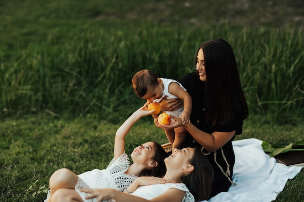 Familia feliz haciendo un picnic en el parque el día de verano