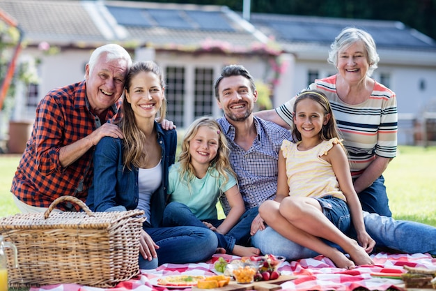 Familia feliz haciendo un picnic