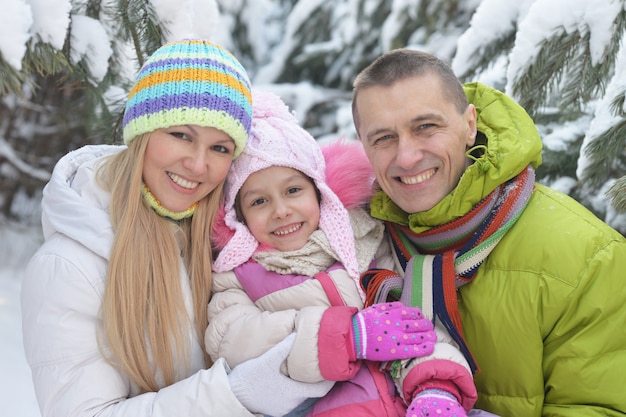 Familia feliz en el hermoso día soleado de invierno al aire libre en la naturaleza