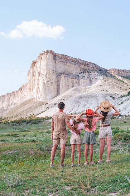 Familia feliz con hermoso paisaje de vacaciones