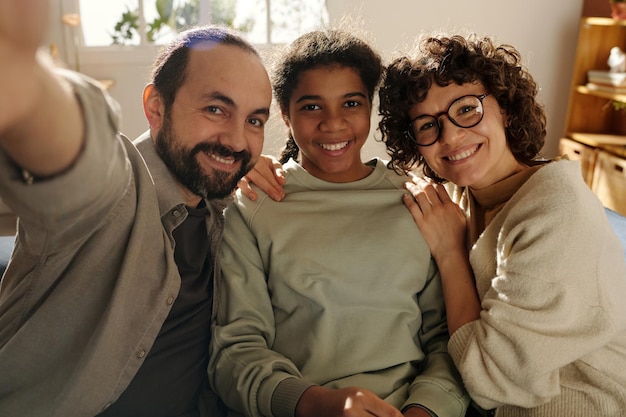 Familia feliz con hija adoptiva