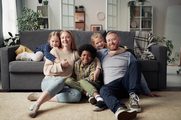 Familia feliz con hijos adoptivos