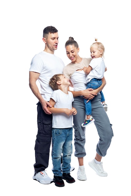 Foto familia feliz con hijos mamá papá hijo e hija están riendo y abrazándose amor y ternura aislados sobre fondo blanco altura completa vertical