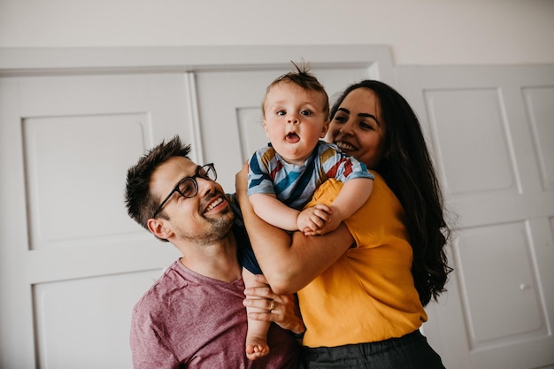 Foto familia feliz en el hogar