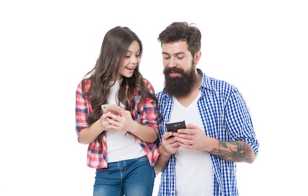 Familia feliz de hombre padre e hija niña usan teléfonos inteligentes para bloguear en las redes sociales