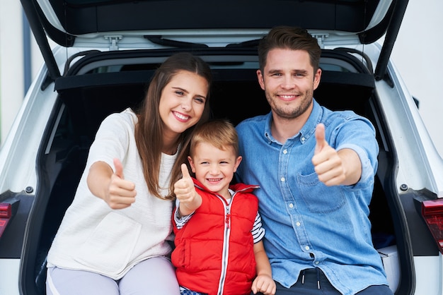 família feliz indo para uma viagem de carro