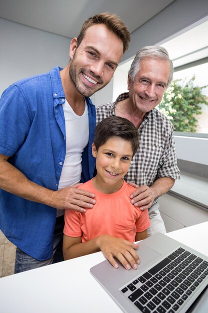 Família feliz interagindo usando laptop