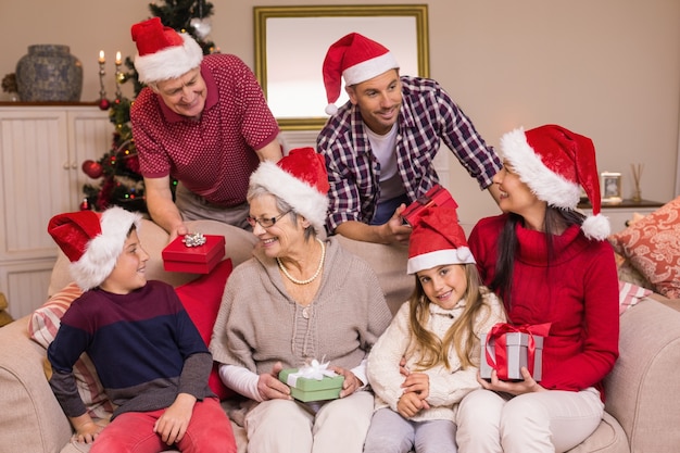 Familia feliz intercambiando regalos de Navidad