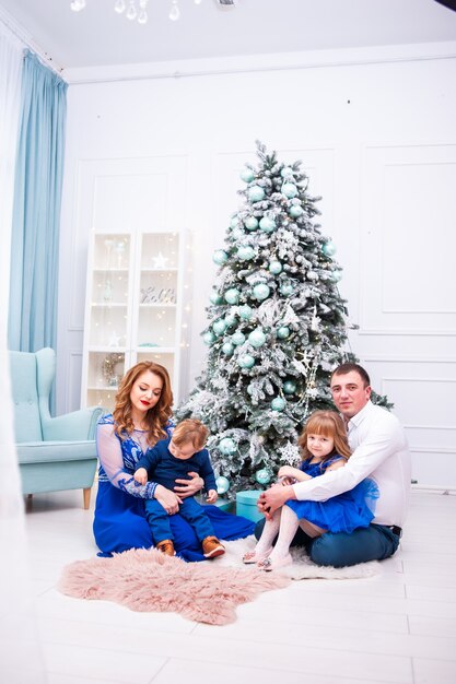 Familia feliz en el interior de Navidad antes de año nuevo