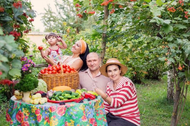 Familia feliz, en, jardín