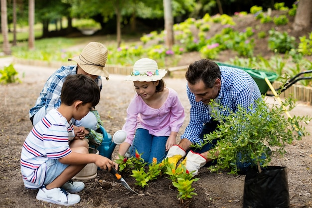 Familia feliz jardinería juntos