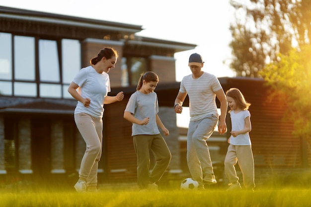 Familia feliz jogando futebol